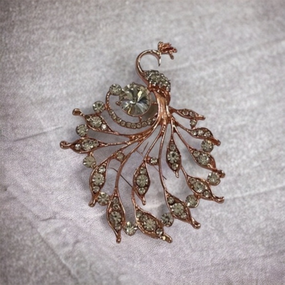 🫶🏻 Rose Gold Plated Peacock & Rhinestone Pin